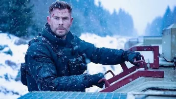 Doudoune portée par Tyler Rake (Chris Hemsworth) comme on le voit dans les tenues de film Extraction 2