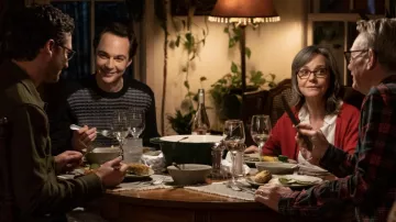 Pull gris et noir porté par Michael Ausiello (Jim Parsons) comme on le voit dans les tenues du film Spoiler Alert