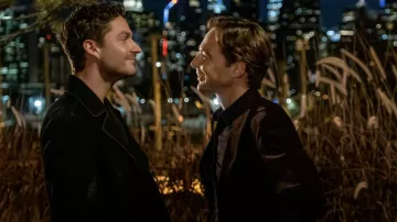 Veste blazer noire portée par Kit Cowan (Ben Aldridge) comme on le voit dans la garde-robe de Spoiler Alert Movie