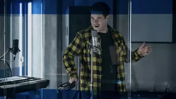 Chemise à carreaux jaune portée par Bumper Allen épisodes inconnus (Adam DeVine) comme vu dans Pitch Perfect: Bumper in Berlin (Saison 1)