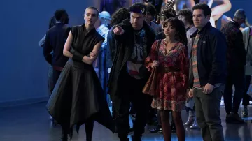 Robe patchwork imprimée portée par Heidi (Sarah Hyland) comme on le voit dans Pitch Perfect: Bumper in Berlin TV show outfits (Saison 1)