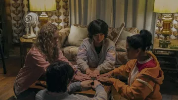 Chaqueta gris con cremallera usada por Glee Tanaka (Cathy Ang) como se ve en la película Exorcismo de mi mejor amigo