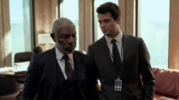 Cravate brune portée par Walter Nyland (Vondie Curtis-Hall) vue dans la garde-robe de la série télévisée The Recruit (saison 1)