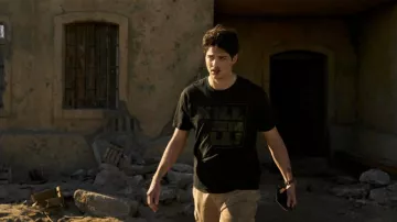Kill 'Em All T-shirt en noir porté par Owen Hendricks (Noah Centineo) vu dans la série télévisée The Recruit (Saison 1)