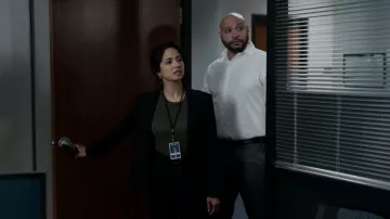 Top côtelé porté par Violet (Aarti Mann) vu dans la série télévisée The Recruit (Saison 1)