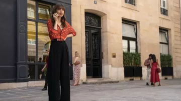 Veste à pois zippée rouge portée par Emily Cooper (Lily Collins) vue dans la série télévisée Emily in Paris (saison 3 épisode 1)