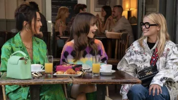 Veste imprimée blanche portée par Camille (Camille Razat) vue dans la série télévisée Emily in Paris (Saison 3 Episode 1)