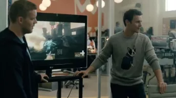 Pull bulldog porté par Patrick Murray (Jonathan Groff) dans la série télévisée Looking (S02E08)