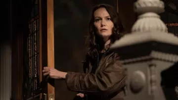 Veste en cuir marron portée par Allyson (Andi Matichak) comme on le voit dans Halloween Ends