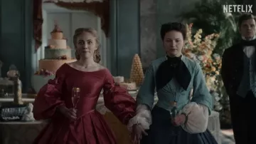 Bracelet porté par Elisabeth von Wittelsbach (Devrim Lingnau) vu dans la garde-robe de la série télévisée The Empress (saison 1)
