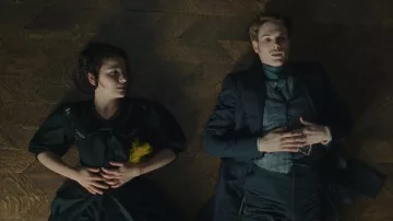 Costume bleu marine avec veste blazer longue en velours porté par François-Joseph (Philip Froissant) comme vu dans L’Impératrice (Saison 1)