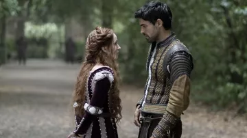 Cosplay de vestuario con tachuelas usado por Darío (Sean Teale) como se ve en la película rosalina