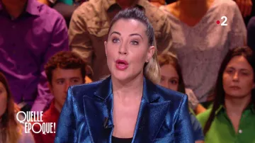 La veste bleue portée par Magali Berdah dans l'émission Quelle époque ! du samedi 1er octobre 2022