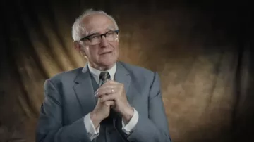 Anteojos de dos tonos usados por Self (Jonathan Pryce) como se ve en el documental Now! - Temporada 53