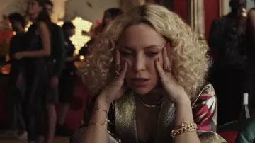 Bracelet en or porté par Birdie Jay (Kate Hudson) vu dans Glass Onion: A Knives Out Mystery