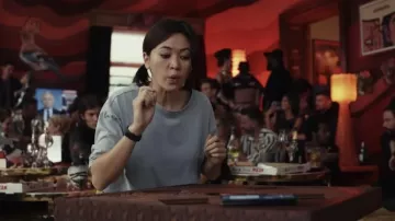 Camiseta gris de manga larga usada por Peg (Jessica Henwick) como se ve en el vestuario de Glass Onion: A Knives Out Mystery