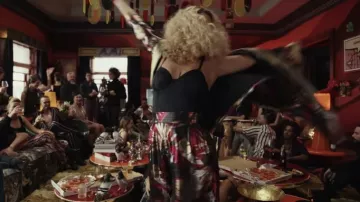 Blazer imprimé et pantalon porté par Birdie Jay (Kate Hudson) comme on le voit dans Glass Onion: A Knives Out Mystery