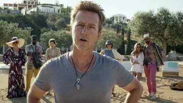 Collar colgante usado por Miles Bron (Edward Norton) como se ve en Glass Onion: A Knives Out Mystery