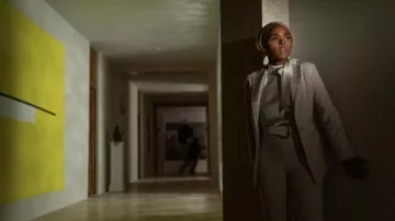 Blazer Pants Set avec foulard en soie porté par Cassandra Brand (Janelle Monáe) comme on le voit dans Glass Onion: A Knives Out Mystery