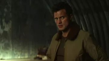 Veste à col de fourrure portée par Parker (Jamie Dornan) comme on le voit dans le film Heart of Stone