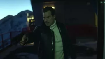 Pull à col roulé blanc porté par Parker (Jamie Dornan) dans Heart of Stone