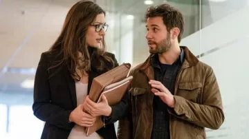 Chaqueta verde oliva usada por Todd (Skylar Astin) como se ve en los atuendos de la serie de televisión So Help Me Todd (Temporada 1)