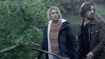 Veste Parka portée par Gavin Harris (Eoin Macken) telle que vue dans les tenues de la série télévisée La Brea (saison 2 épisode 1)