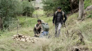 Sac à dos vert porté par Eve Harris (Natalie Zea) vu dans La Brea (S02E01)
