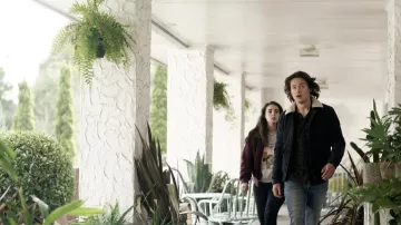 Veste Sherpa portée par Josh Harris (Jack Martin) vue dans La Brea Wardrobe (Saison 2 Episode 1)