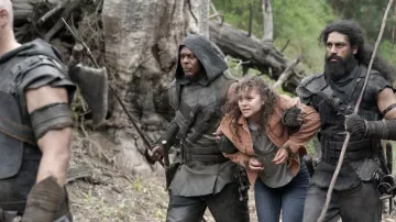 Veste brune portée par Veronica Castillo (Lily Santiago) vue dans La Brea Outfits (Saison 2 Episode 1)
