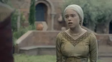 Collier en or avec motif de diamants sertis de pierres de la jeune princesse Rhaenyra Targaryen (Milly Alcock) dans House of the Dragon (Saison 1 Episode 4)