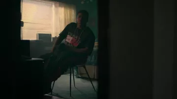 Tommy Hilfiger « Tommy Jeans » T-Shirt porté par Kanan Stark (Mekai Curtis) comme on le voit dans power book III: Raising Kanan TV series outfits (S02E07)