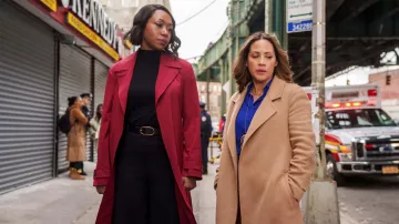 Trench-coat rouge porté par Regina Haywood (Amanda Warren) vu dans la série télévisée East New York (saison 1 épisode 1)