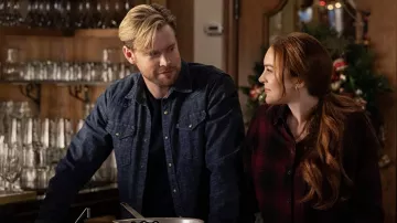 Chemise en denim portée par Chord Overstreet dans Les tenues de film Falling for Christmas