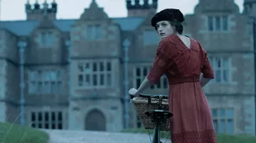 Beret hat worn by Lady Constance Chatterley (Emma Corrin) as seen in Lady Chatterley’s Lover