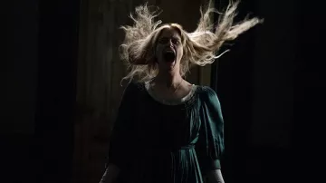 Robe verte portée par Hannah Galway dans la série télévisée Cabinet of Curiosities de Guillermo del Toro (saison 1))