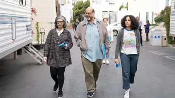 T-shirt californien porté par Azmina (Kimia Behpoornia) vu dans les tenues de la série télévisée Reboot (saison 1 épisode 4)