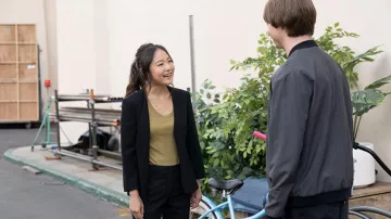 Top dorado usado por Elaine Kim (Krista Marie Yu) como se ve en el vestuario de Reboot (Temporada 1 Episodio 4)