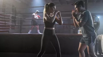 Pantalones cortos deportivos negros usados por el Dr. Ben Song (Raymond Lee) como se ve en el vestuario de la serie de televisión Quantum Leap (Temporada 1 Episodio 3)