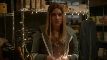 Sudadera con capucha gris usada por Allison McRoberts (Annie Murphy) como se ve en el vestuario de la serie de televisión KEVIN CAN F**K HIMSELF (S02E07)