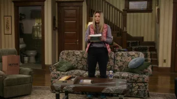 Chaqueta rosa manga less down usada por Allison McRoberts (Annie Murphy) como se ve en KEVIN CAN F**K HIMSELF (S02E07)