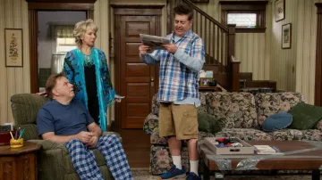 Zapatos deportivos azules Asics usados por Kevin McRoberts (Eric Petersen) como se ve en KEVIN CAN F**K HIMSELF (S02E06)