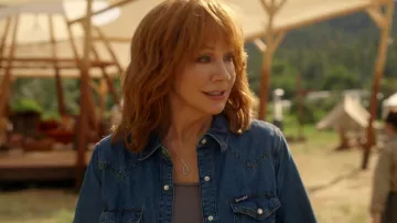 Pendentif collier porté par Sunny Barnes (Reba McEntire) vu dans l’émission de télévision Big Sky (S03E01)