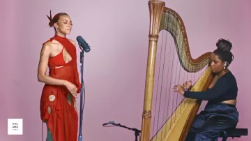 Robe rouge portée par Ravyn Lenae dans son clip Inside Out | UN SPECTACLE DE COULEURS