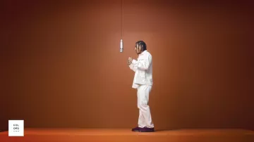 Chaussures violettes portées par Larrenwong dans son clip Mama | UN SPECTACLE DE COULEURS