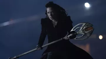 Abrigo largo de terciopelo usado por Mother Mayhem (Franka Potente) como se ve en la serie de televisión Titans (Temporada 4)