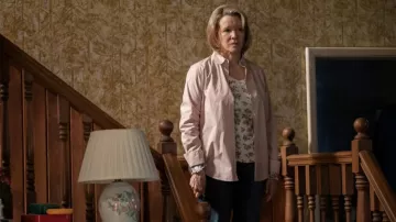 Chemise rose portée par Candace Fortner (Linda Emond) vue dans la série télévisée The Patient (S01E03)