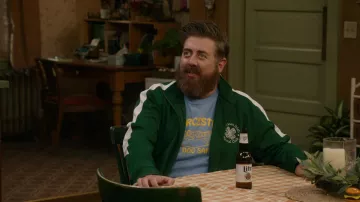 Chaqueta Green Track del American Irish Social Club usada por Kevin McRoberts (Eric Petersen) como se ve en KEVIN CAN F**K HIMSELF (S02E08)