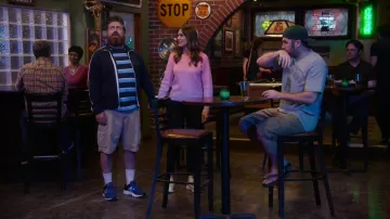 Camiseta a rayas usada por Kevin McRoberts (Eric Petersen) como se ve en el vestuario de KEVIN CAN F**K HIMSELF (S02E08)