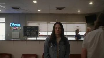 Chaqueta vaquera usada por Allison McRoberts (Annie Murphy) como se ve en los atuendos de KEVIN CAN F**K HIMSELF (S02E08)